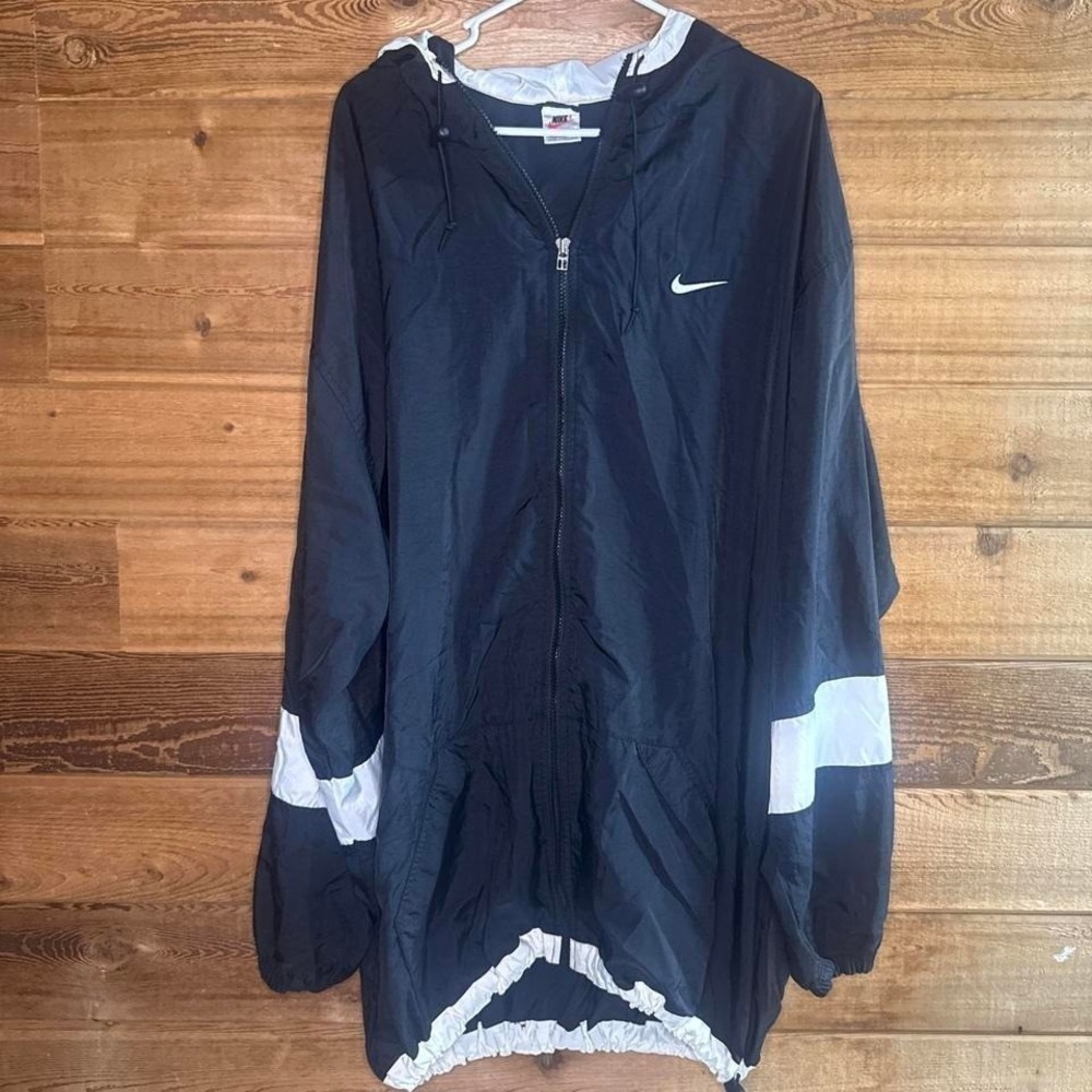 Vinatge 90sNike black windbreaker jacket with white accents